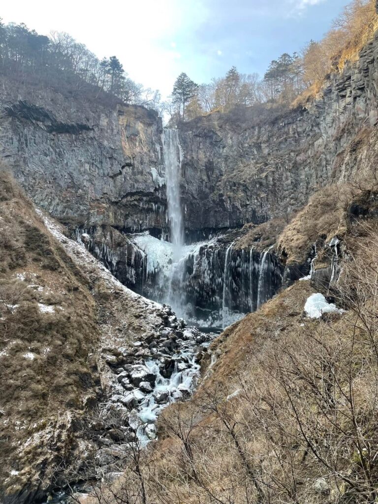 冬の日光・華厳の滝。水しぶきが立ち上る迫力の滝風景