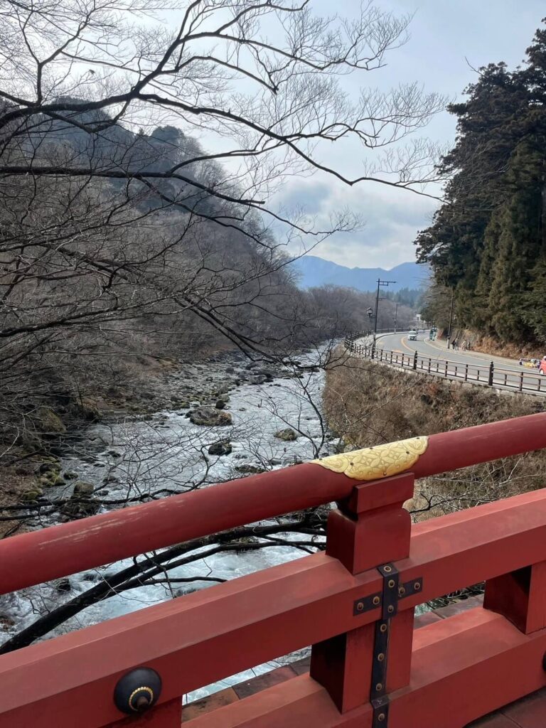 神橋の上から眺める清流と自然の景色