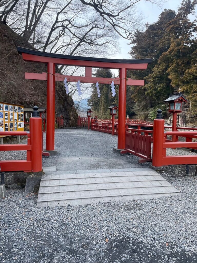 日光神橋の入口から見た朱色の欄干