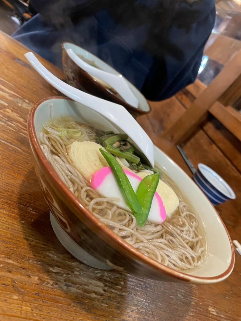 日光名物の湯葉そば。温かい出汁と湯葉のやさしい味わい