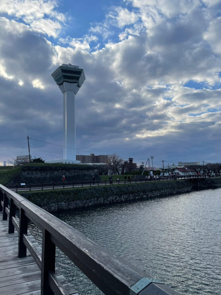 五稜郭公園内の橋から見た五稜郭タワー
