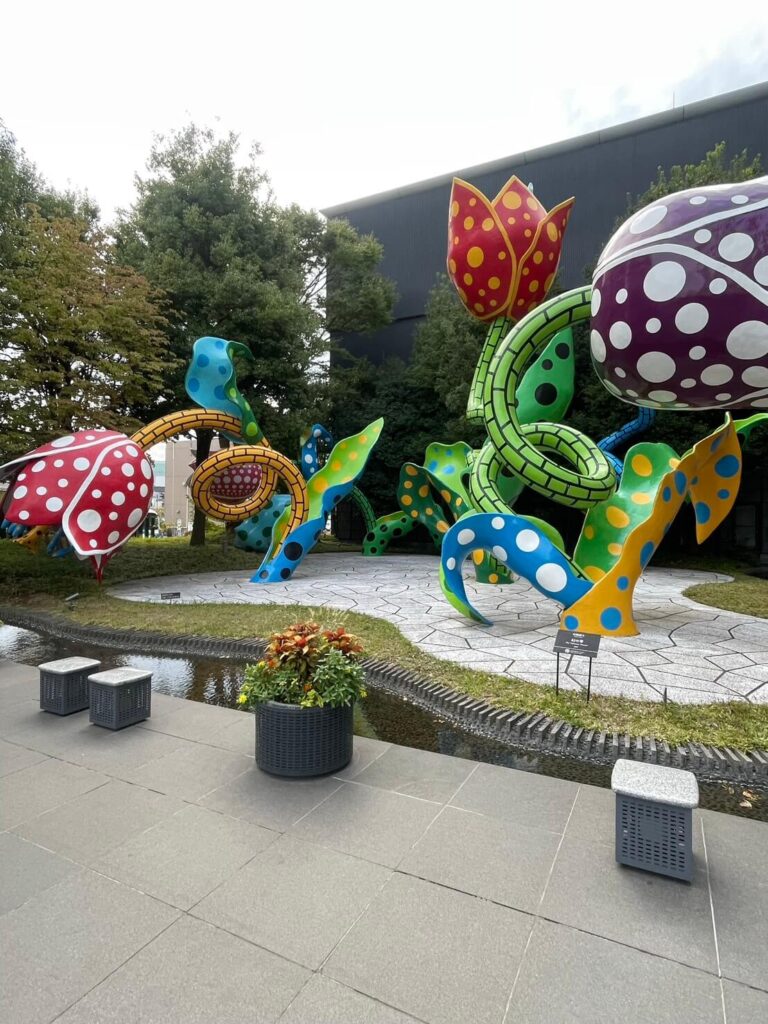 松本市美術館の入口に展示されたカラフルなアート作品