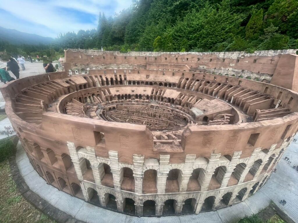 ローマのコロッセオ模型。観客席や壁の質感までリアルに表現されている。