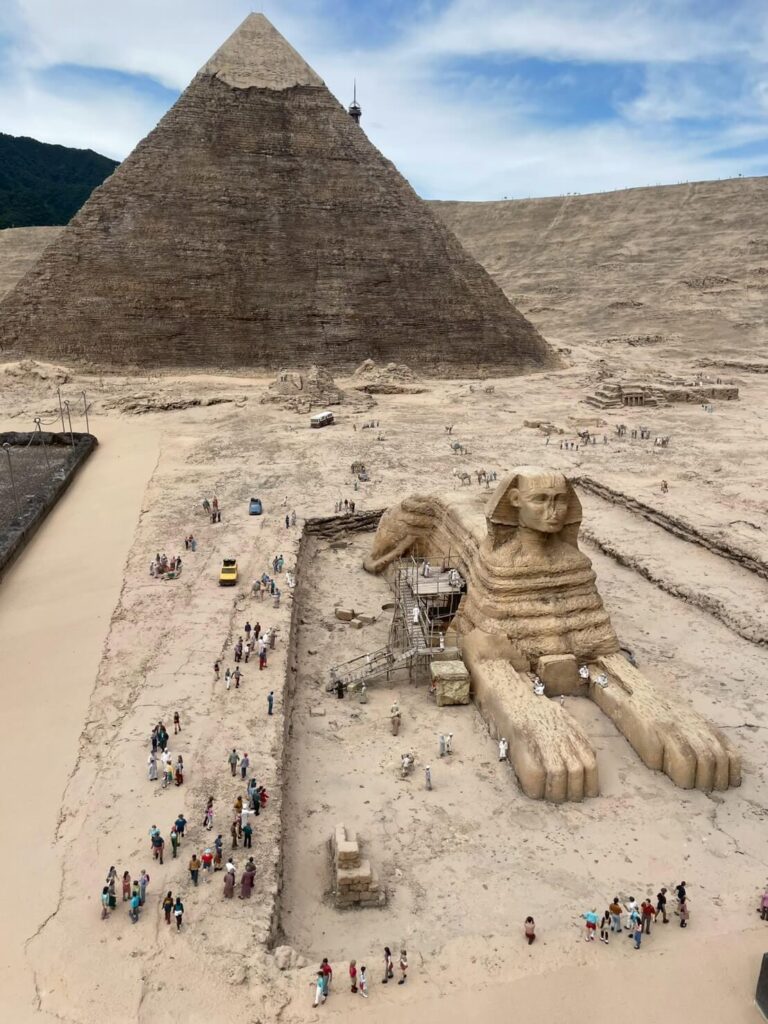 エジプトのスフィンクスとピラミッドのミニチュア模型。迫力ある再現。