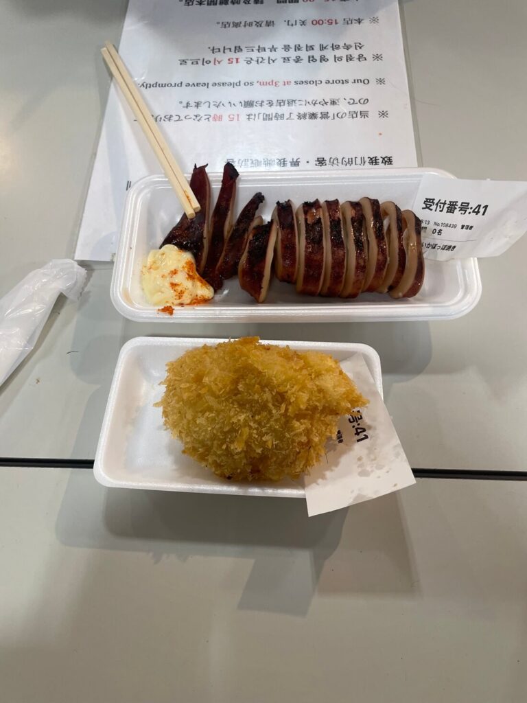 函館朝市で食べたイカ焼きと蟹クリームコロッケ
