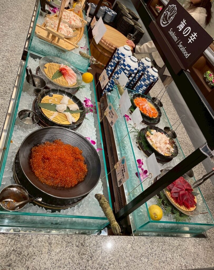 いくらや刺身が並ぶ朝食ビュッフェの海鮮コーナー