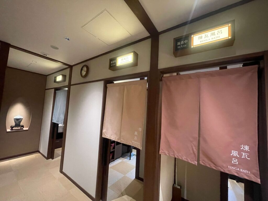 3つの貸切風呂の入口と利用状況表示