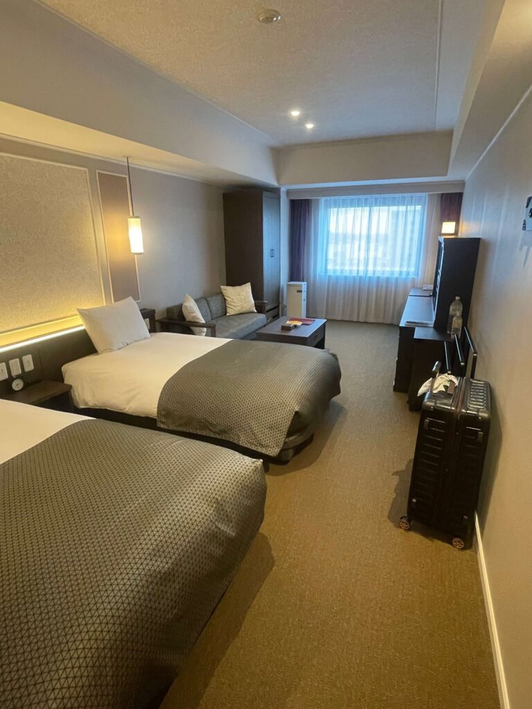 ツインタイプの落ち着いた客室とソファスペース