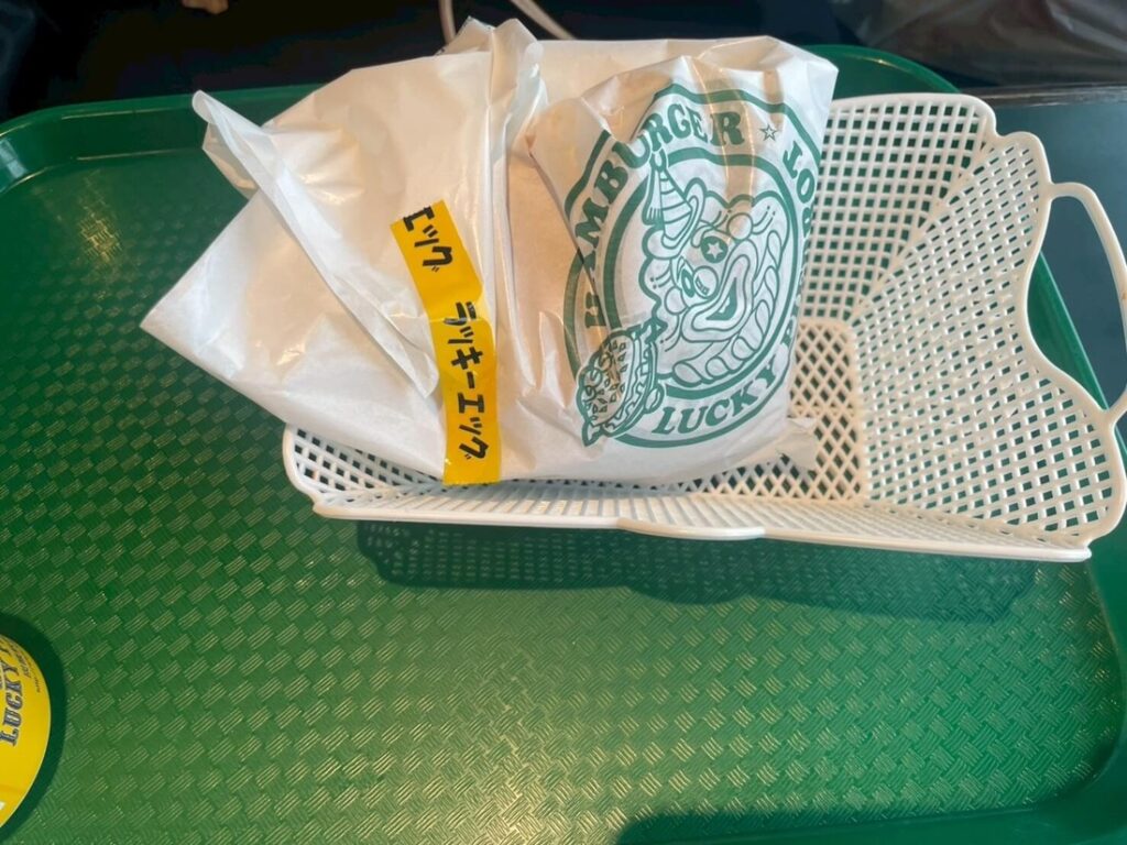 函館のラッキーピエロで注文したハンバーガーとドリンクのセット