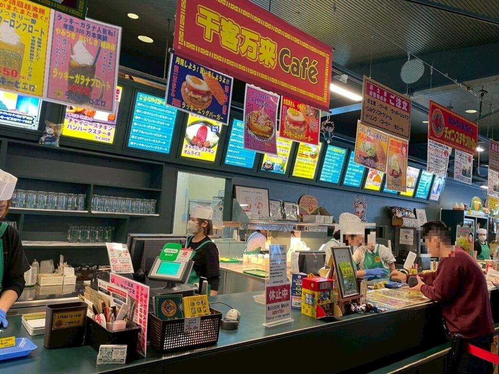 ラッキーピエロの注文カウンターと豊富なメニュー表示