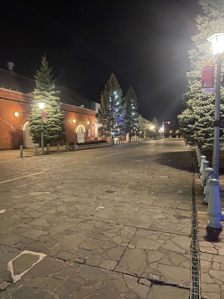 倉庫群の通りと静かな雰囲気