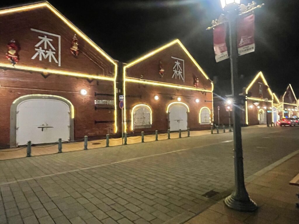 ライトアップされた金森赤レンガ倉庫外観