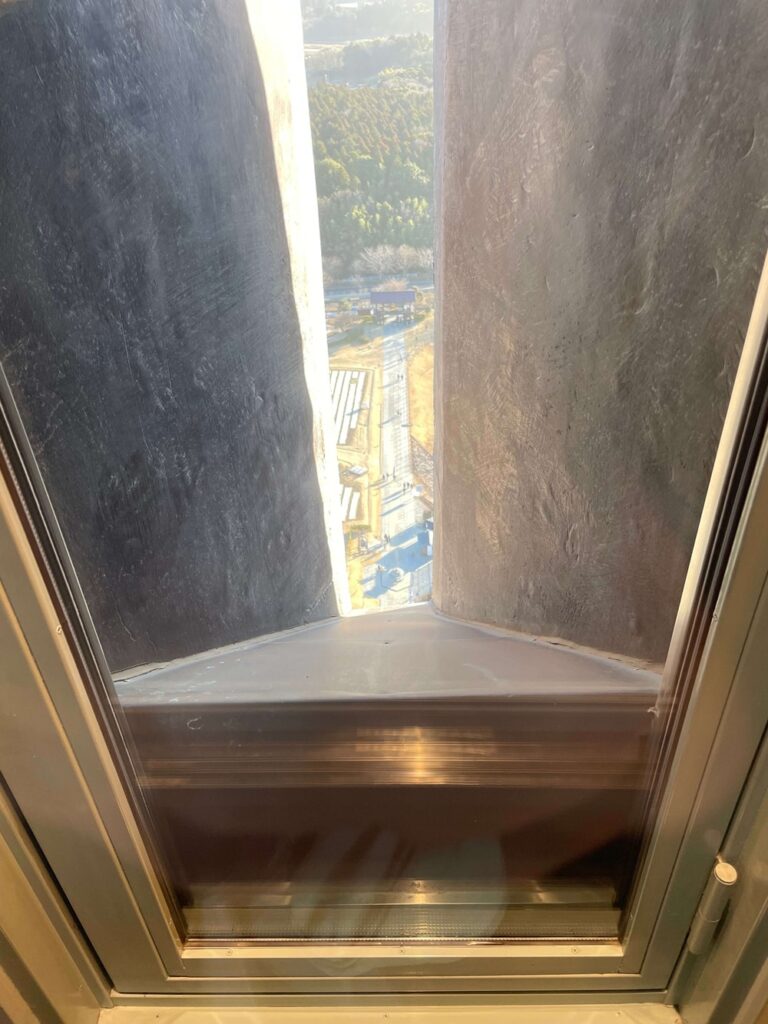 牛久大仏の内部、胸の高さにある展望スペースから見下ろす敷地と景色