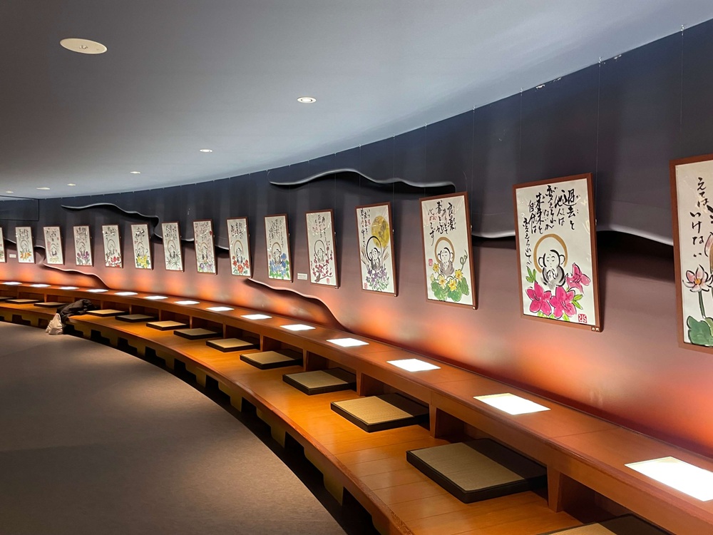 牛久大仏の内部にある回廊。壁一面に仏画が並び、静かな雰囲気の中で見学できる空間。
