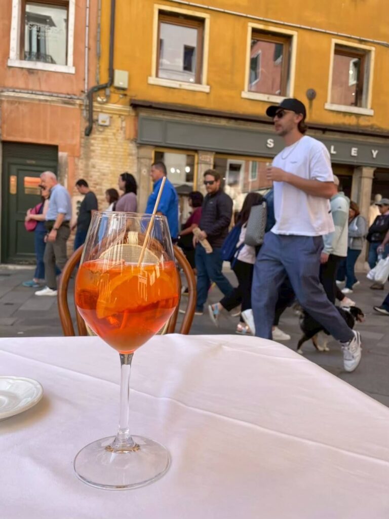ベネチアの街並みとアペロール・スプリッツの写真