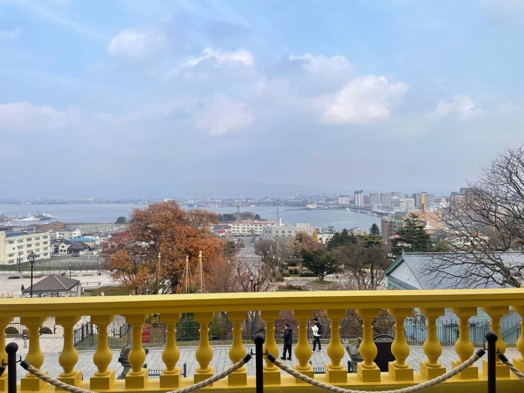 旧函館区公会堂のバルコニーから眺める函館湾と街並み
