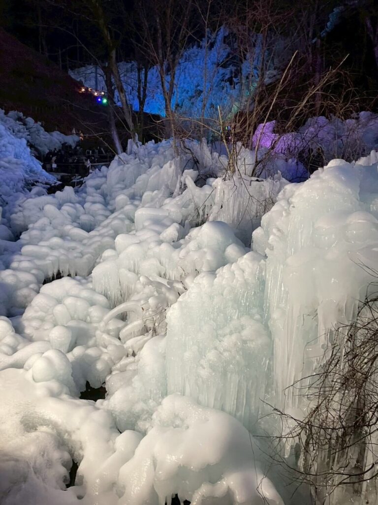 秩父あしがくぼの氷柱で岩肌を覆うように形成された氷の詳細