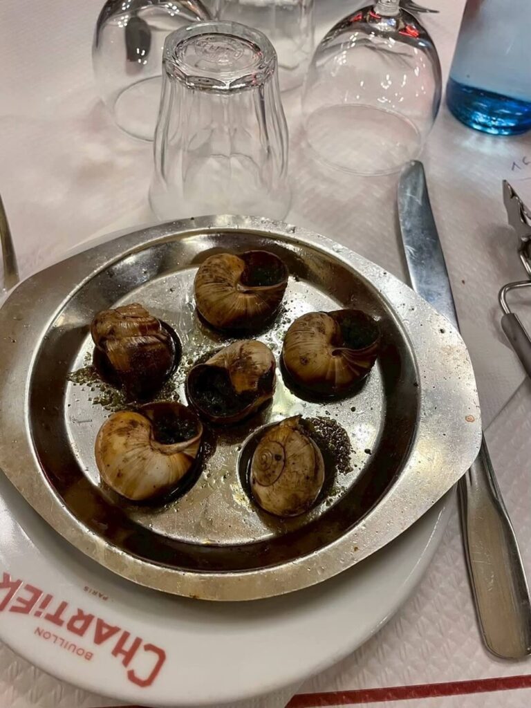 銀色の専用皿に盛り付けられたフランス料理の定番、エスカルゴ