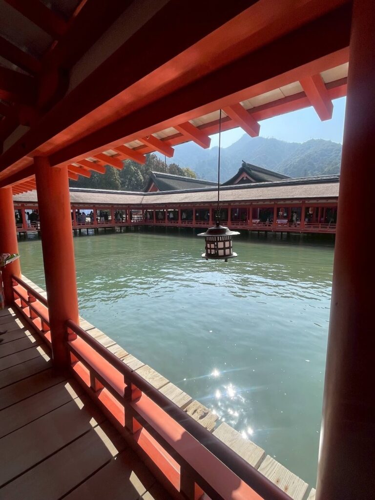 広島県宮島にある厳島神社の海に面した回廊