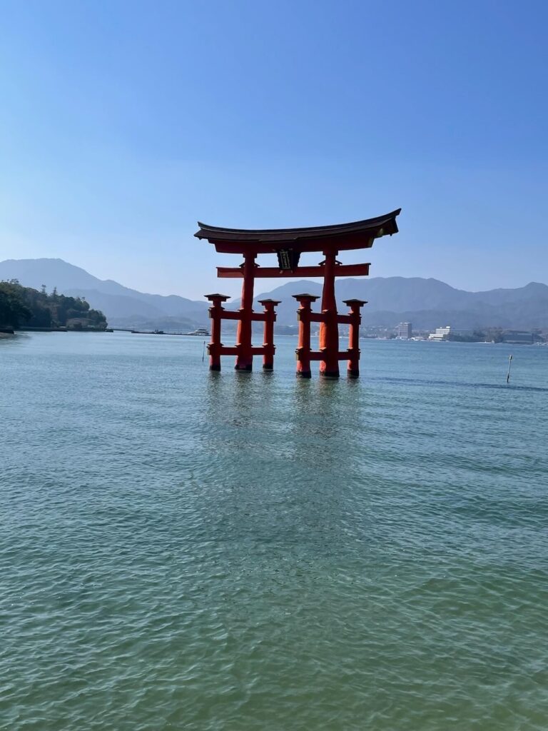 広島県宮島の海に立つ厳島神社の大鳥居