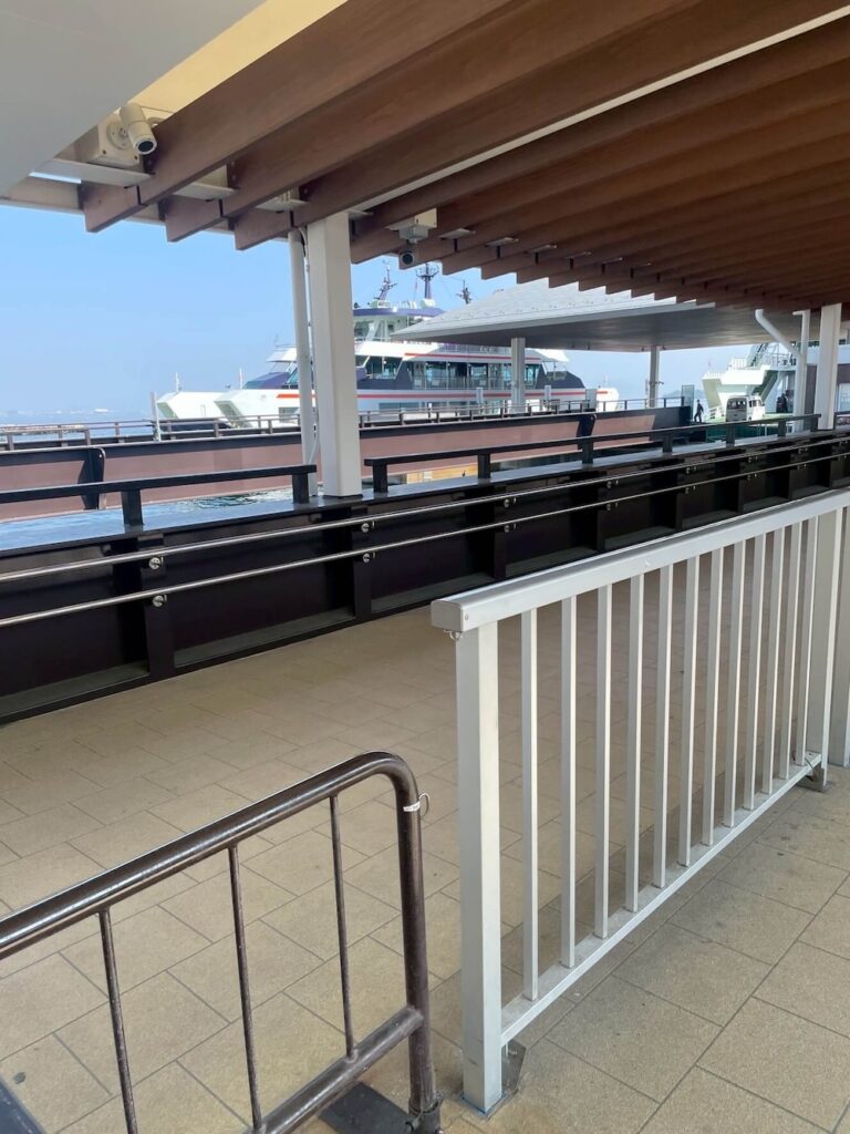 広島県宮島口のフェリー乗り場と宮島行きフェリー