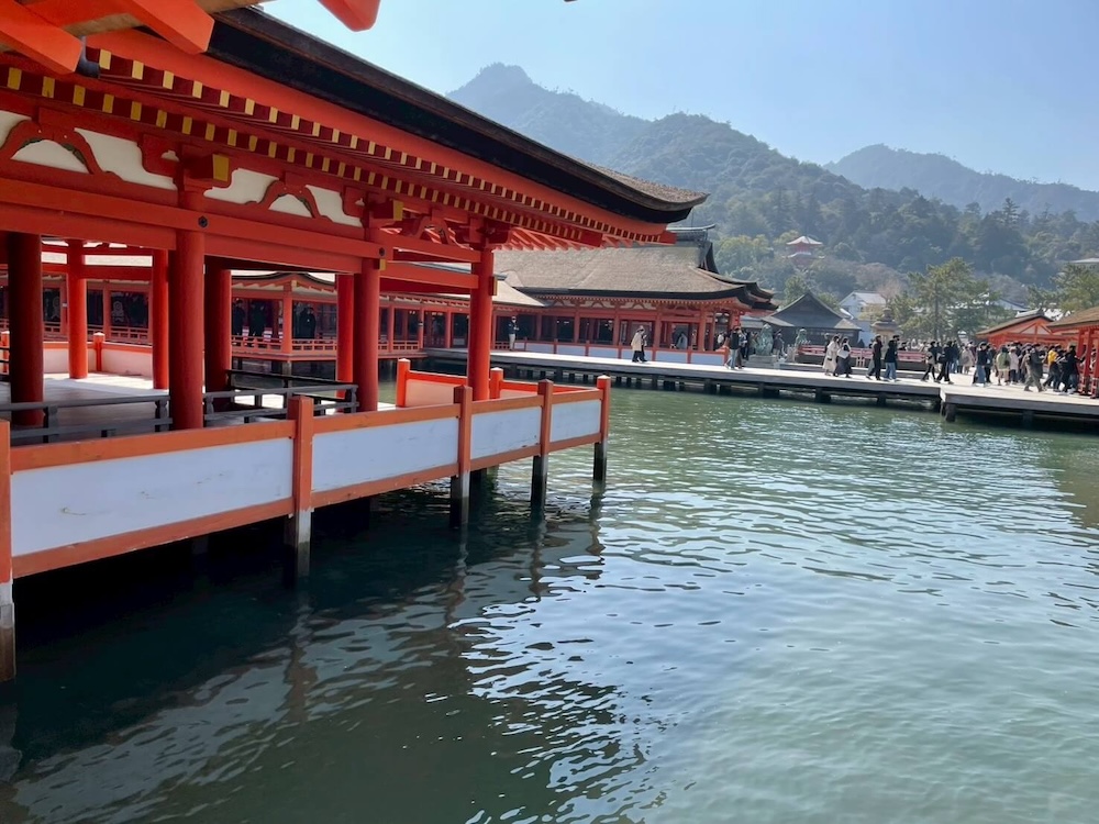 厳島神社の朱色の回廊と木造の床を歩く参拝ルート