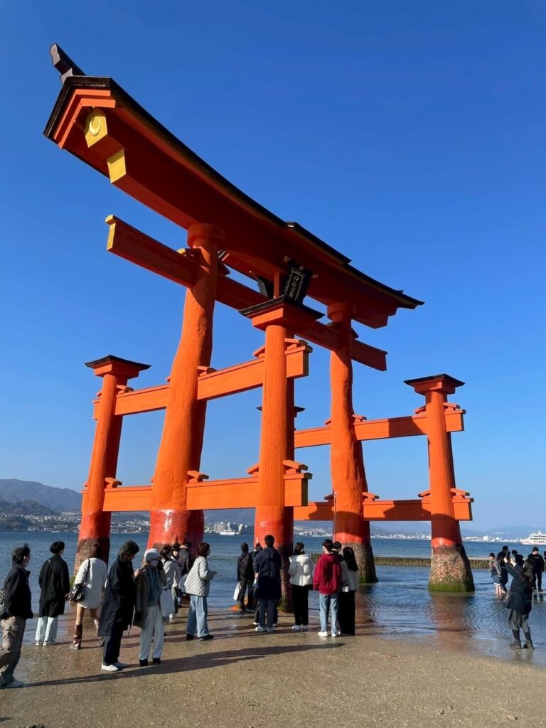 厳島神社の大鳥居（干潮時に近くまで歩いて行ける宮島のシンボル）