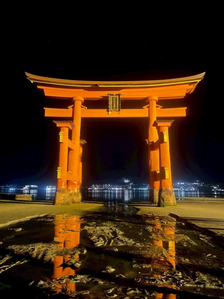 夜にライトアップされた厳島神社の大鳥居（宮島の夜景スポット）