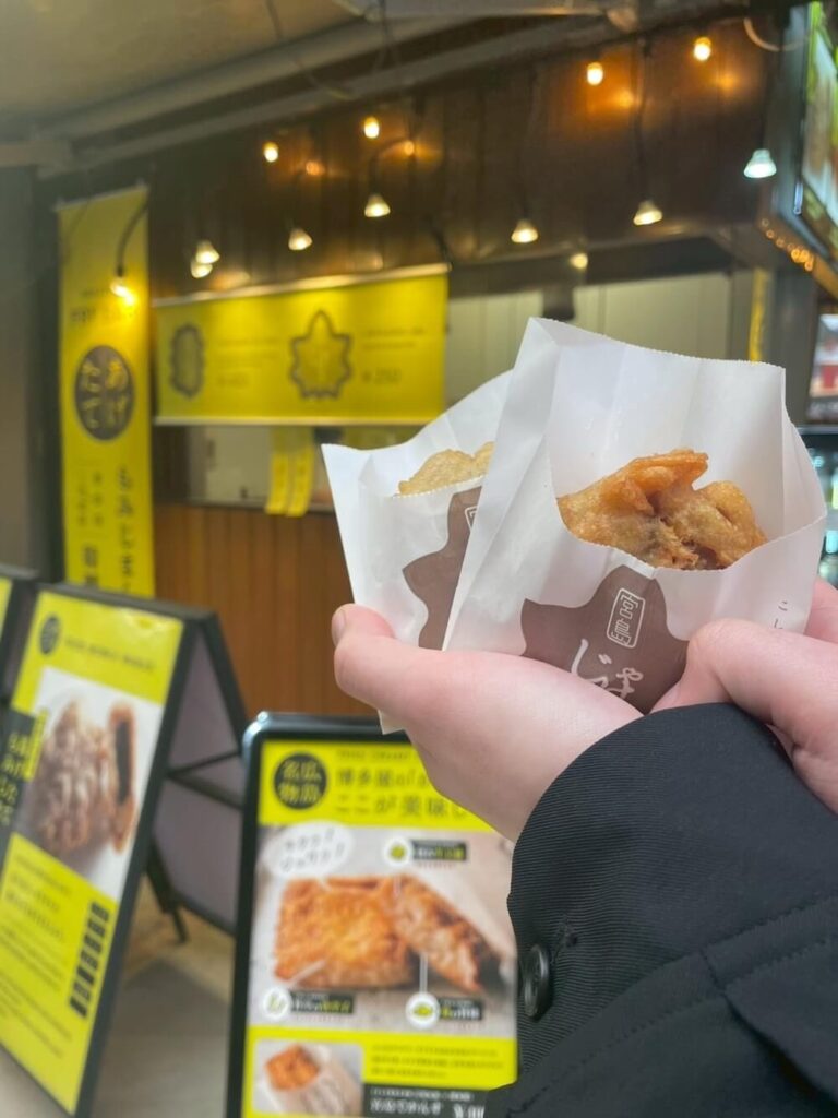 紅葉堂の揚げもみじ饅頭。外はサクサク、中はこしあんスイーツ