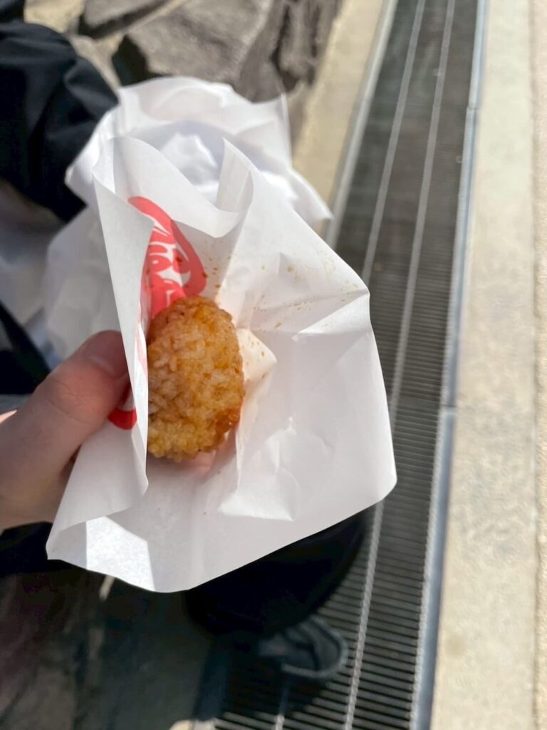 ぺったらぽったらの「あなごおにぎり」。甘辛いタレが塗られた小ぶりなおにぎり