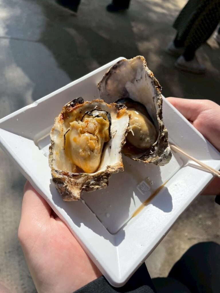 宮島で食べた大ぶりの焼き牡蠣。貝付きの新鮮な牡蠣