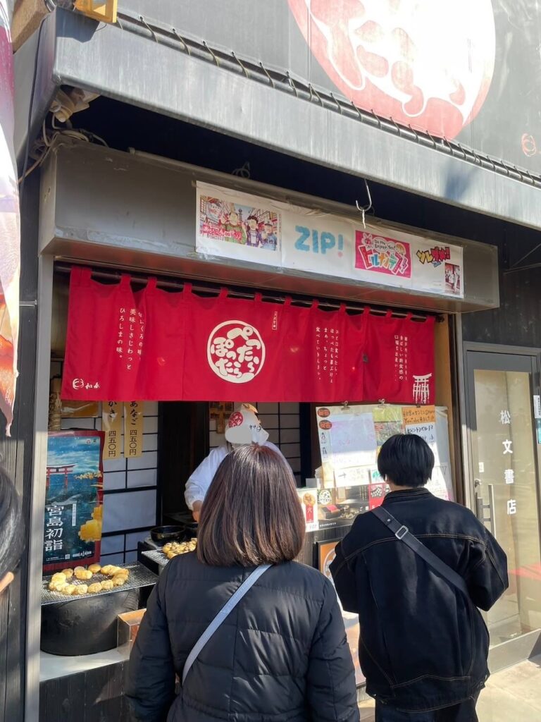 ぺったらぽったら店の外観。ZIPで紹介された看板が目印