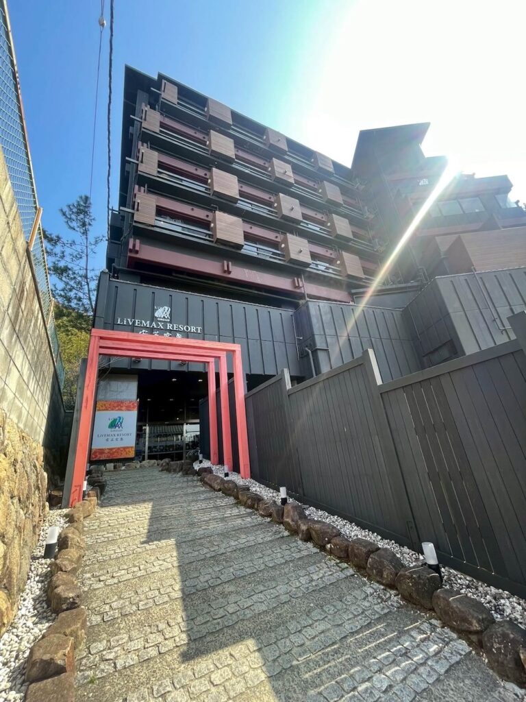 リブマックスリゾート安芸宮島の外観とエントランス。和モダンな入り口