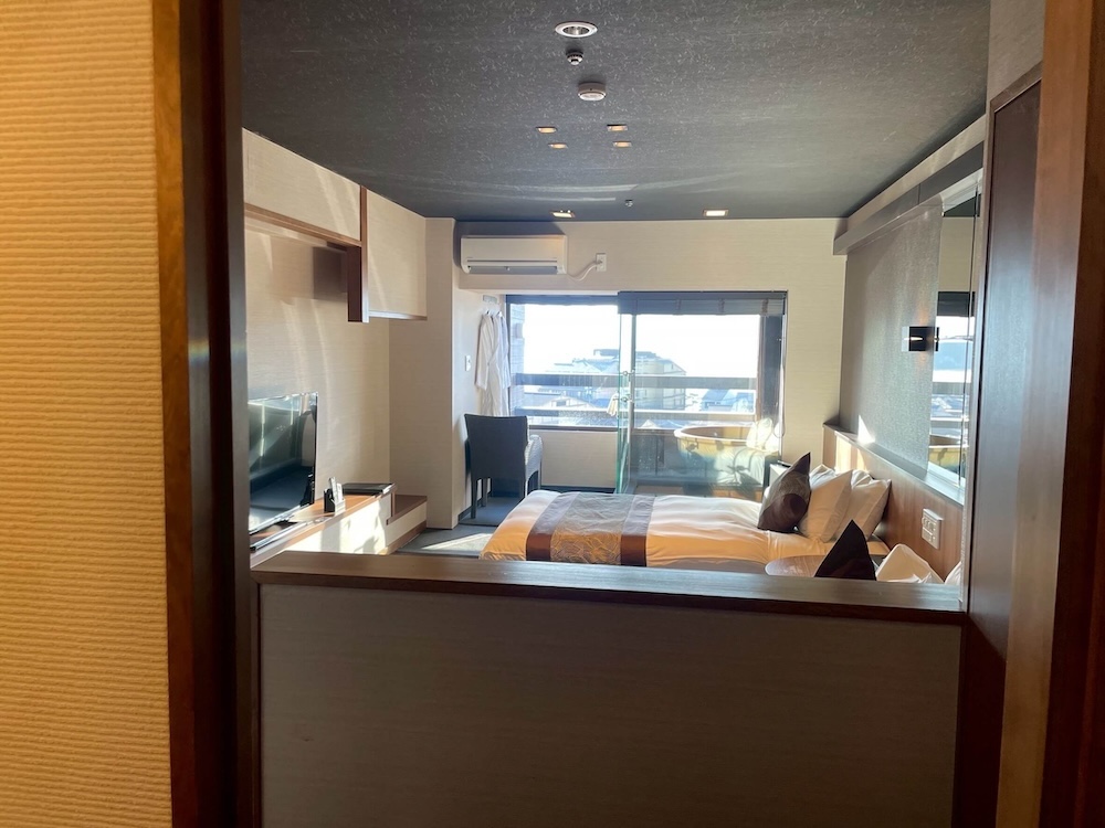 リブマックスリゾート安芸宮島の客室。奥には専用の壺風呂が見える