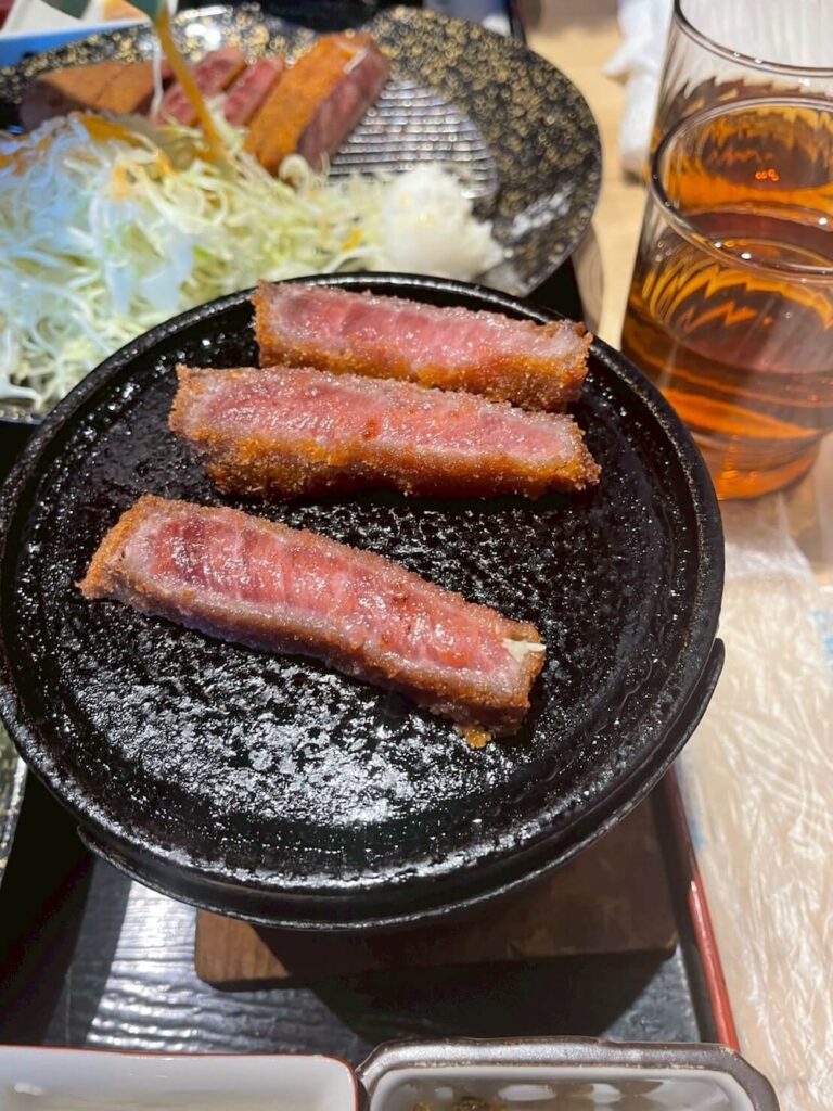 牛カツを熱したペレット（焼き石）で焼く様子