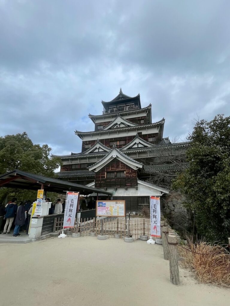 広島城天守閣の入り口付近。毛利輝元ののぼり旗と、入場列の先頭、窓口が写っている。