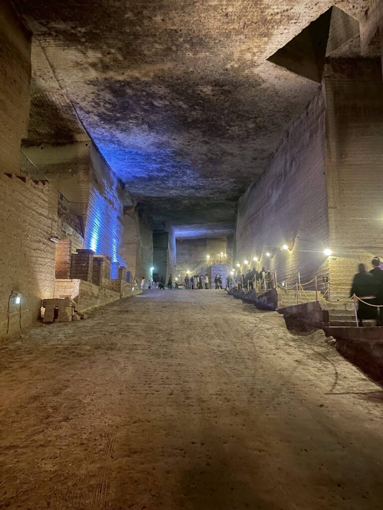 大谷資料館の地下坑内、青くライトアップされた巨大な空間