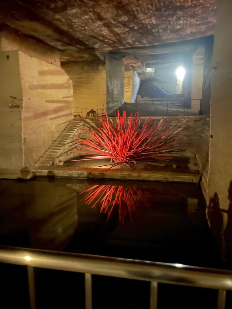 地下坑内奥で見つけた変な形のモニュメント