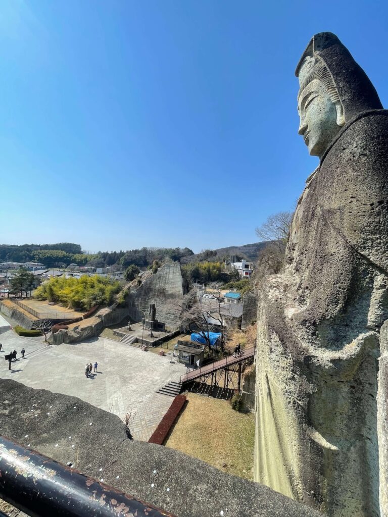 宇都宮市大谷町にある巨大な平和観音の全身像