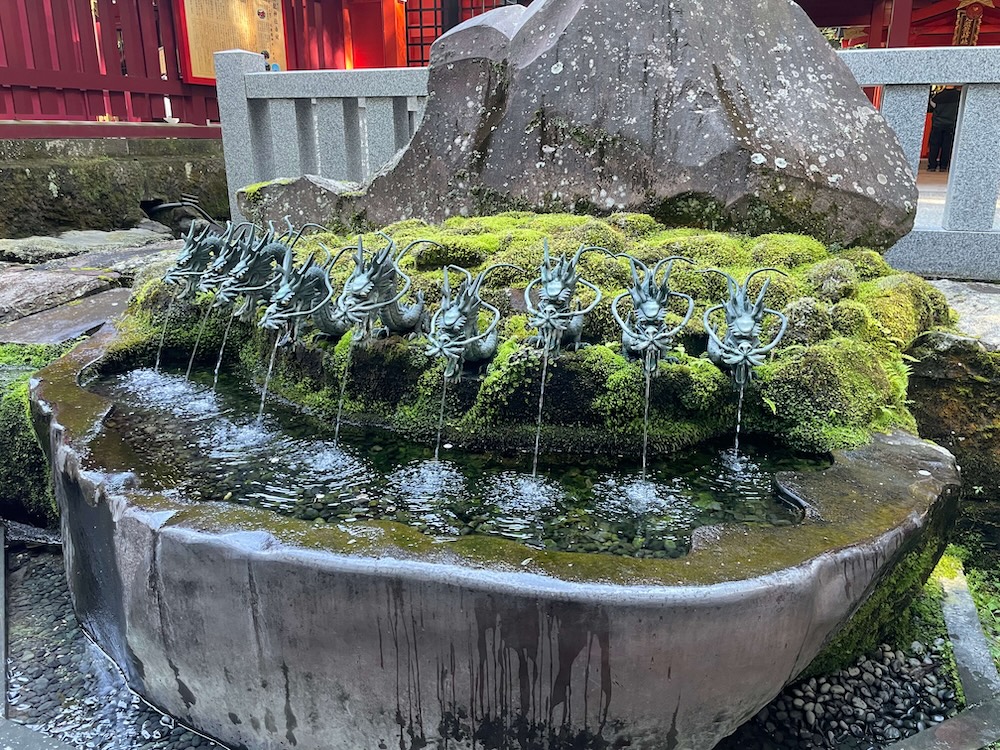 九頭龍をかたどった手水舎と美しい苔