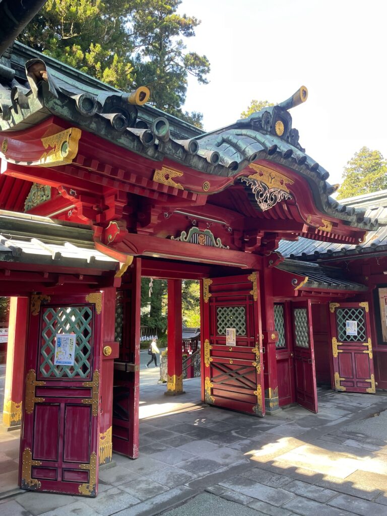 箱根神社の細かな装飾が施された朱塗りの神門