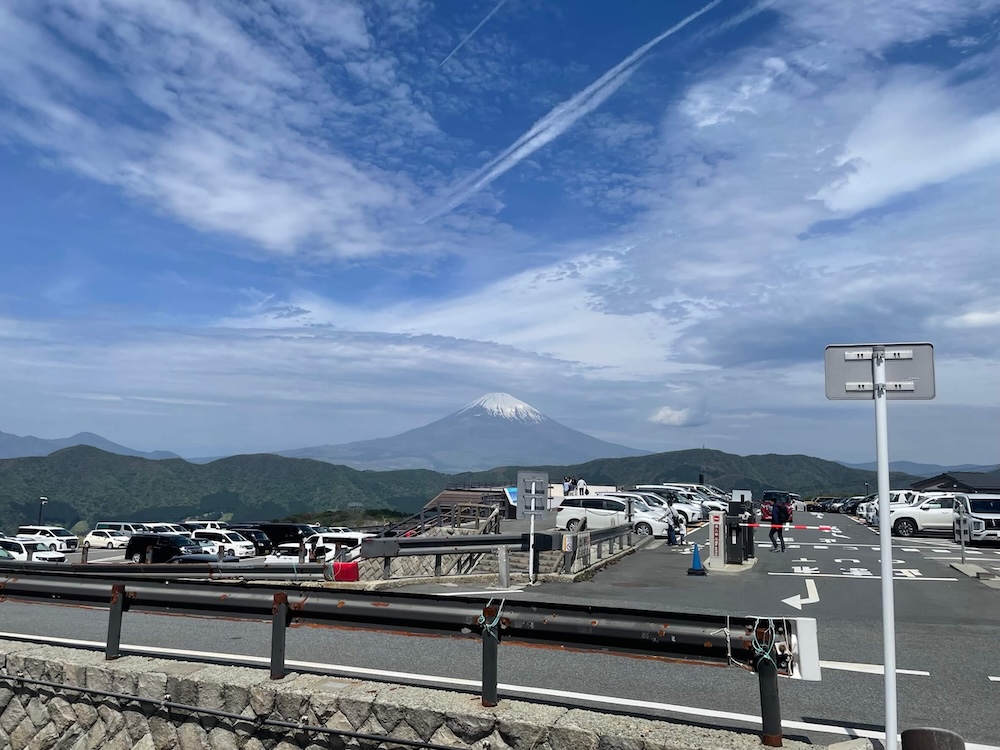 大涌谷から見えた富士山と駐車場の景色
