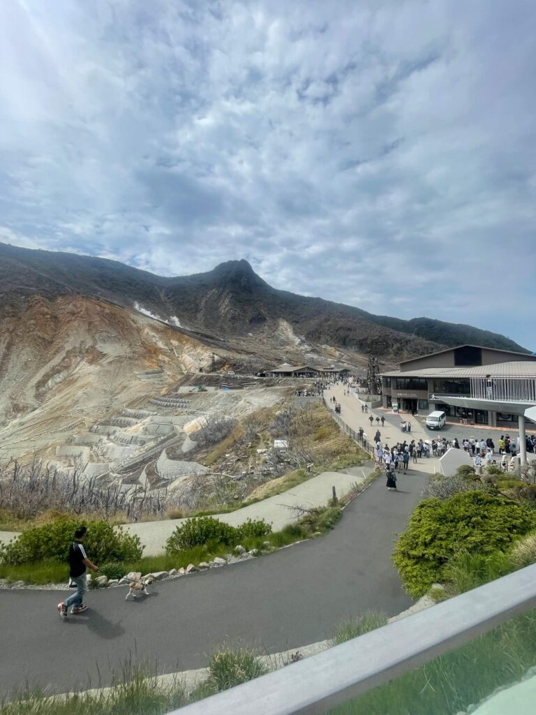 箱根大涌谷の火山地帯と観光エリアの様子