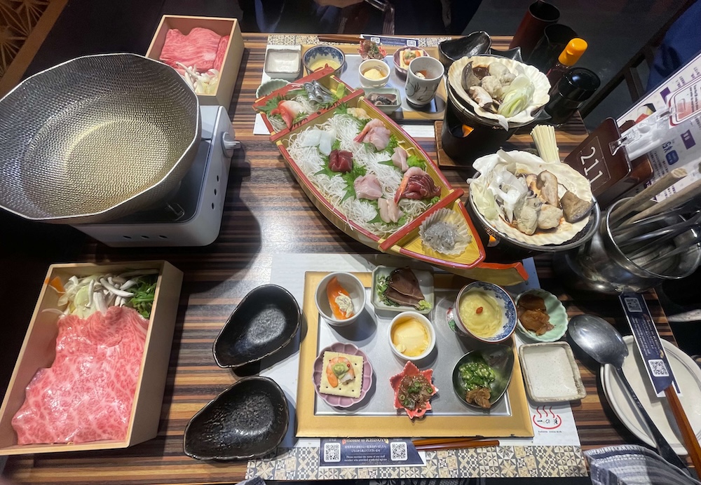ススキの原一の湯の夕食。お肉やお刺身が並ぶ豪華な和食会席