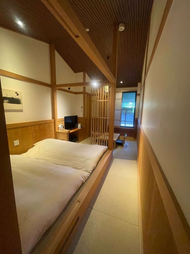 ススキの原一の湯本館の和室ツインルーム。布団スペースが一段高くなった特徴的な客室