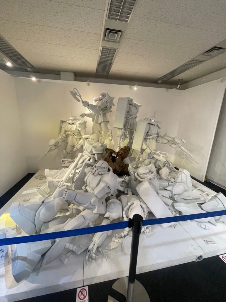 ザクが並ぶ迫力あるガンダム展示