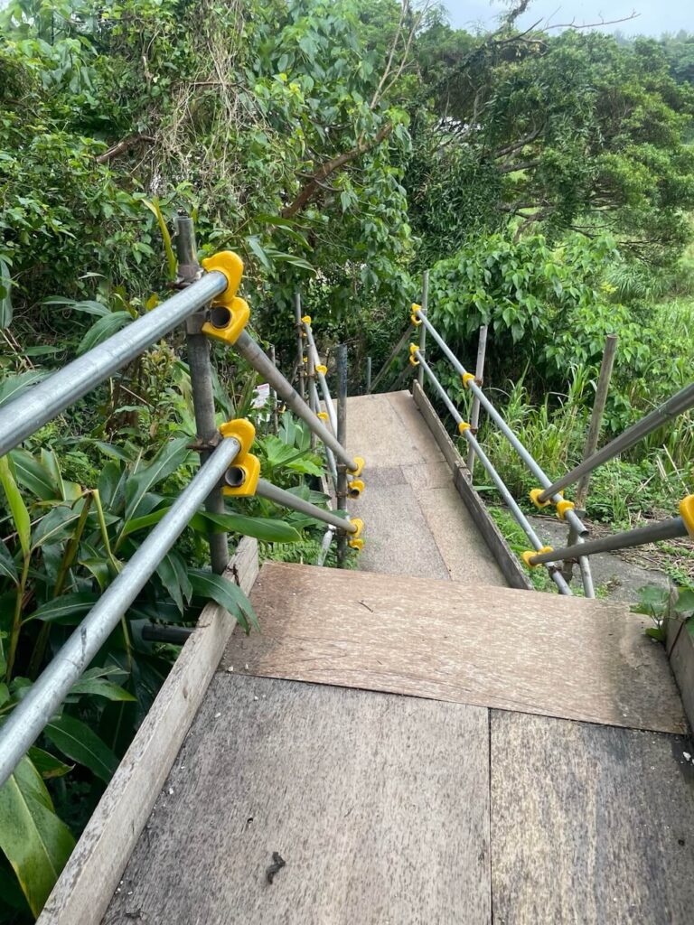 CAVE OKINAWAの入口へ向かう山道と階段