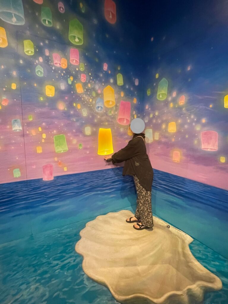 トリックアートピアのトリックアートの館でランタンを空へ飛ばしているように見えるトリックアート