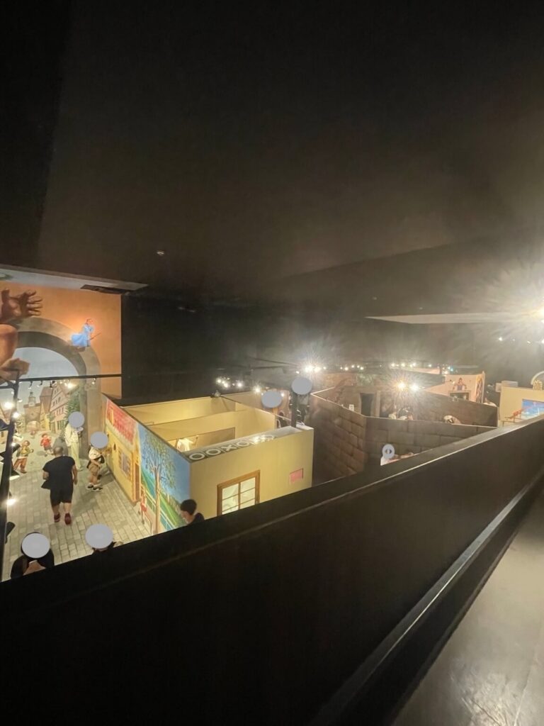 トリックアートピアの迷宮?の館2階から見た入り組んだ館内の様子