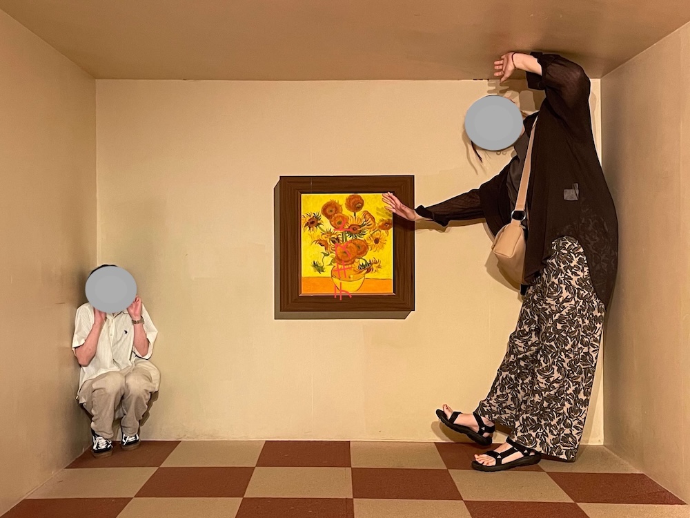 トリックアートピアの迷宮?の館で遠近法によって身長が違って見えるトリックアート